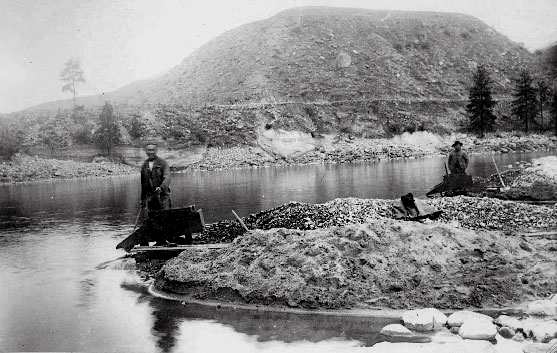 Chinese Massacre Cove Chinese Massacre Cove on the Oregon-Idaho border. 34 Chinese miners were killed here in 1887.